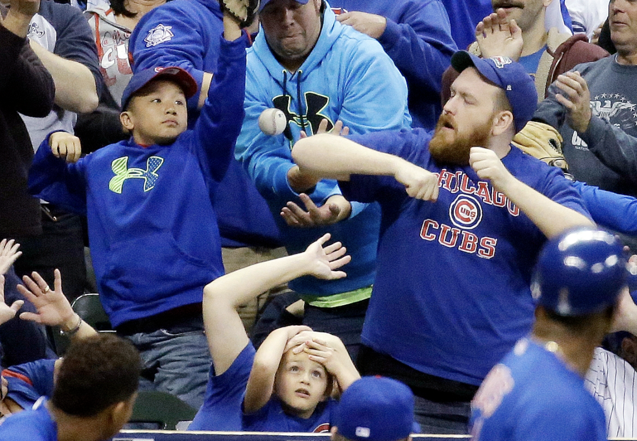 fans-catching-foul-ball-wrigley