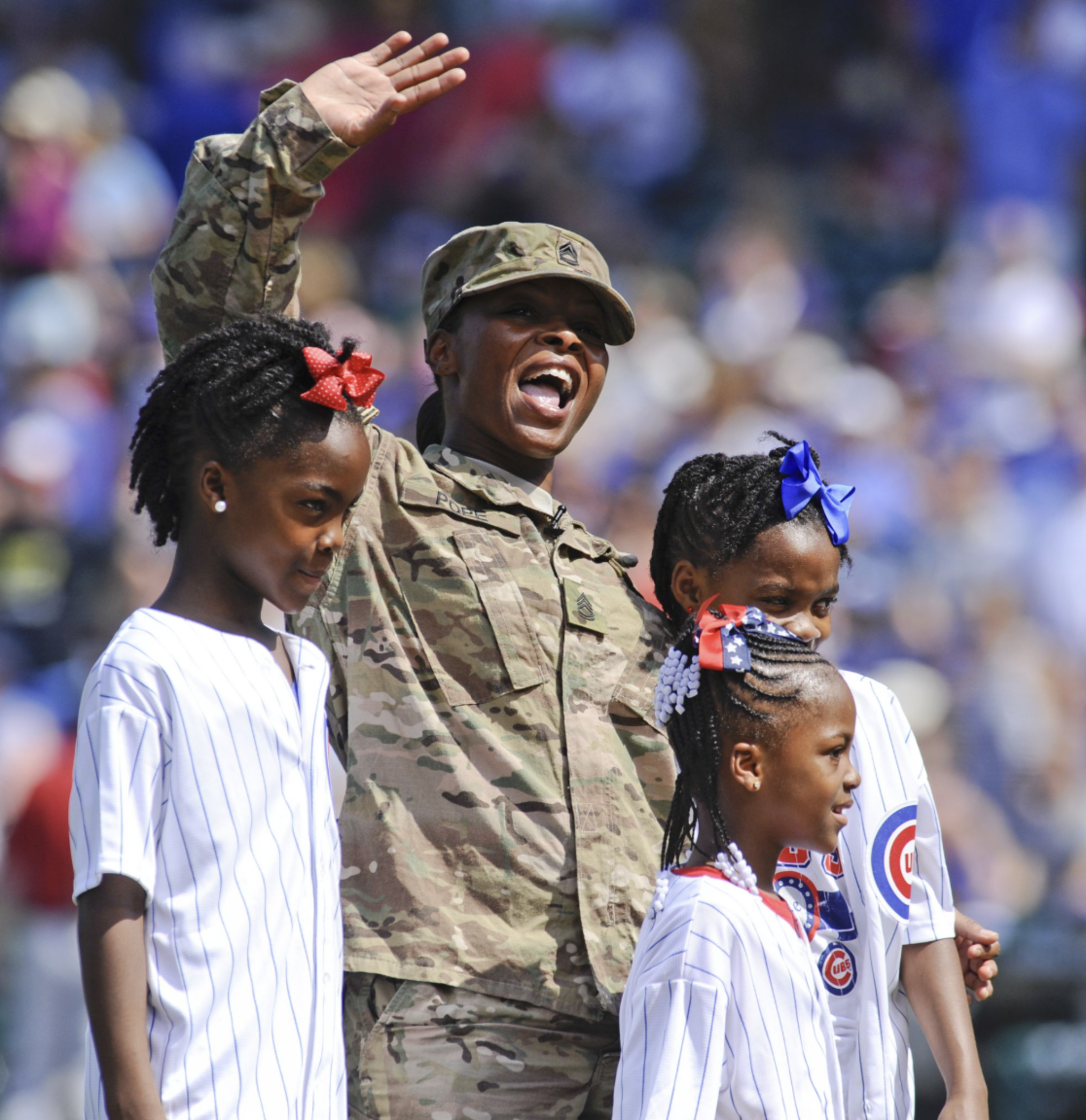 military-serviceman-cubs-kids-wrigley