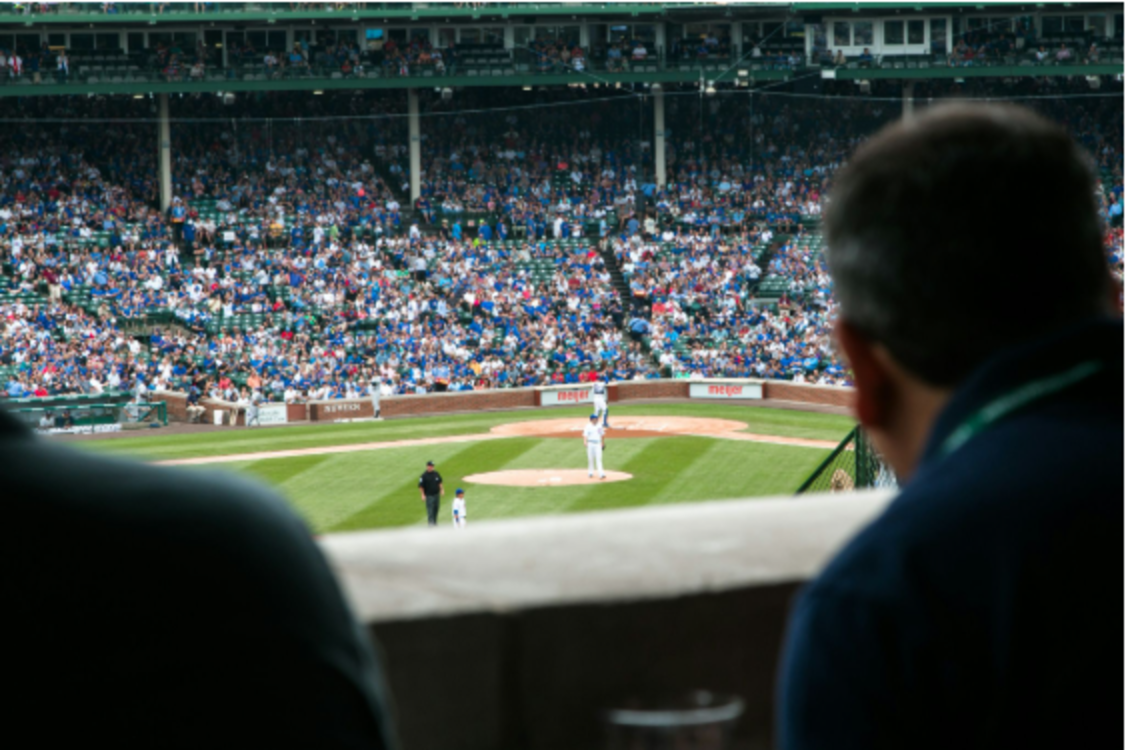 wrigley-field-pitcher-mound-crowd-view
