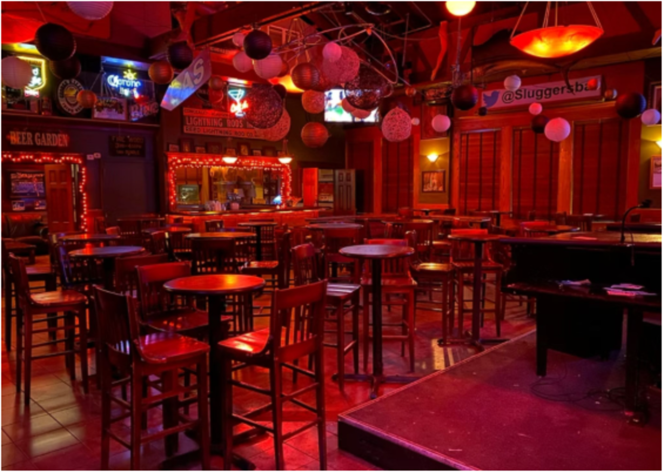 sluggers-sports-bar-interior-red-lighting