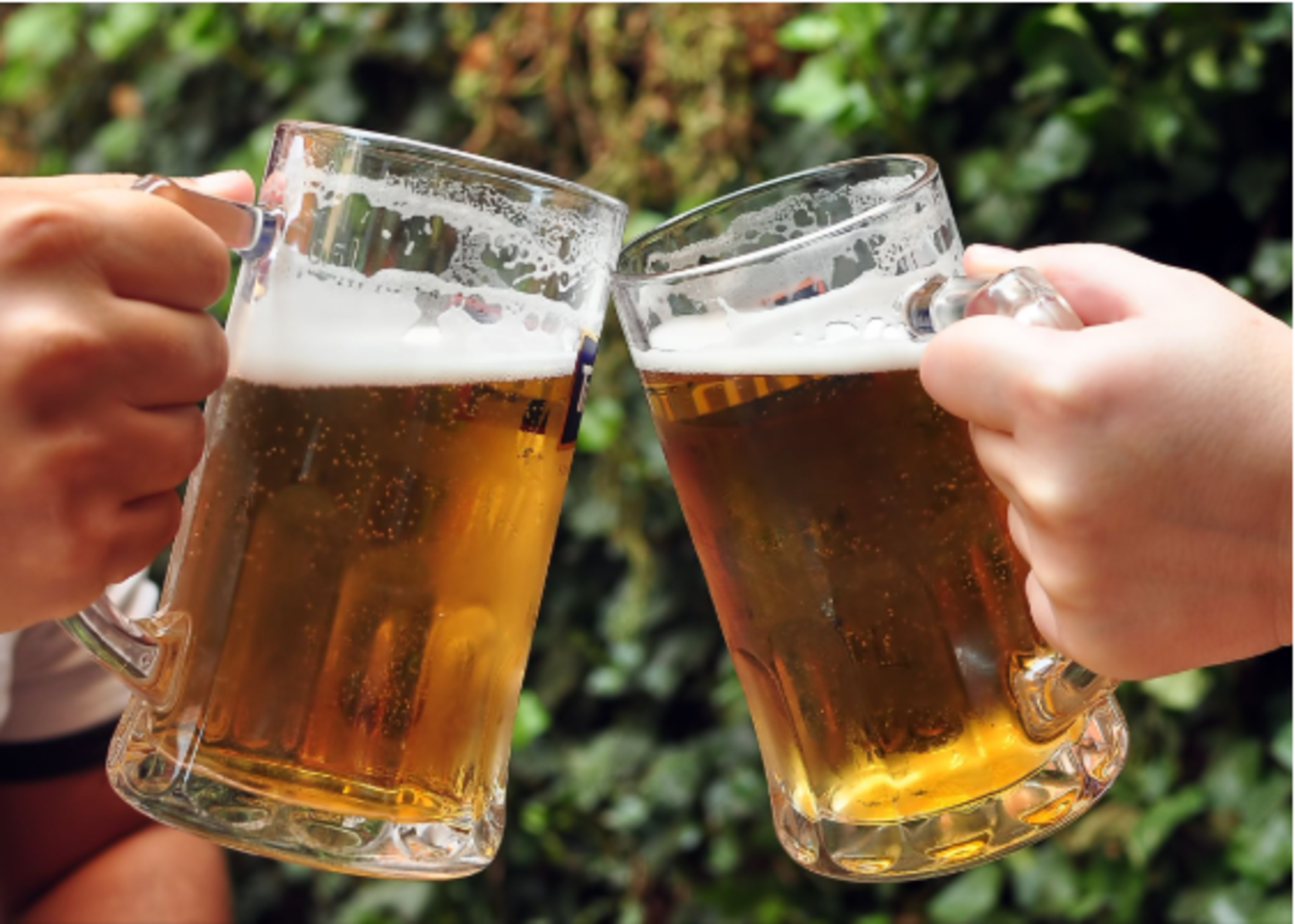 friends-cheering-beer-mugs-outdoors