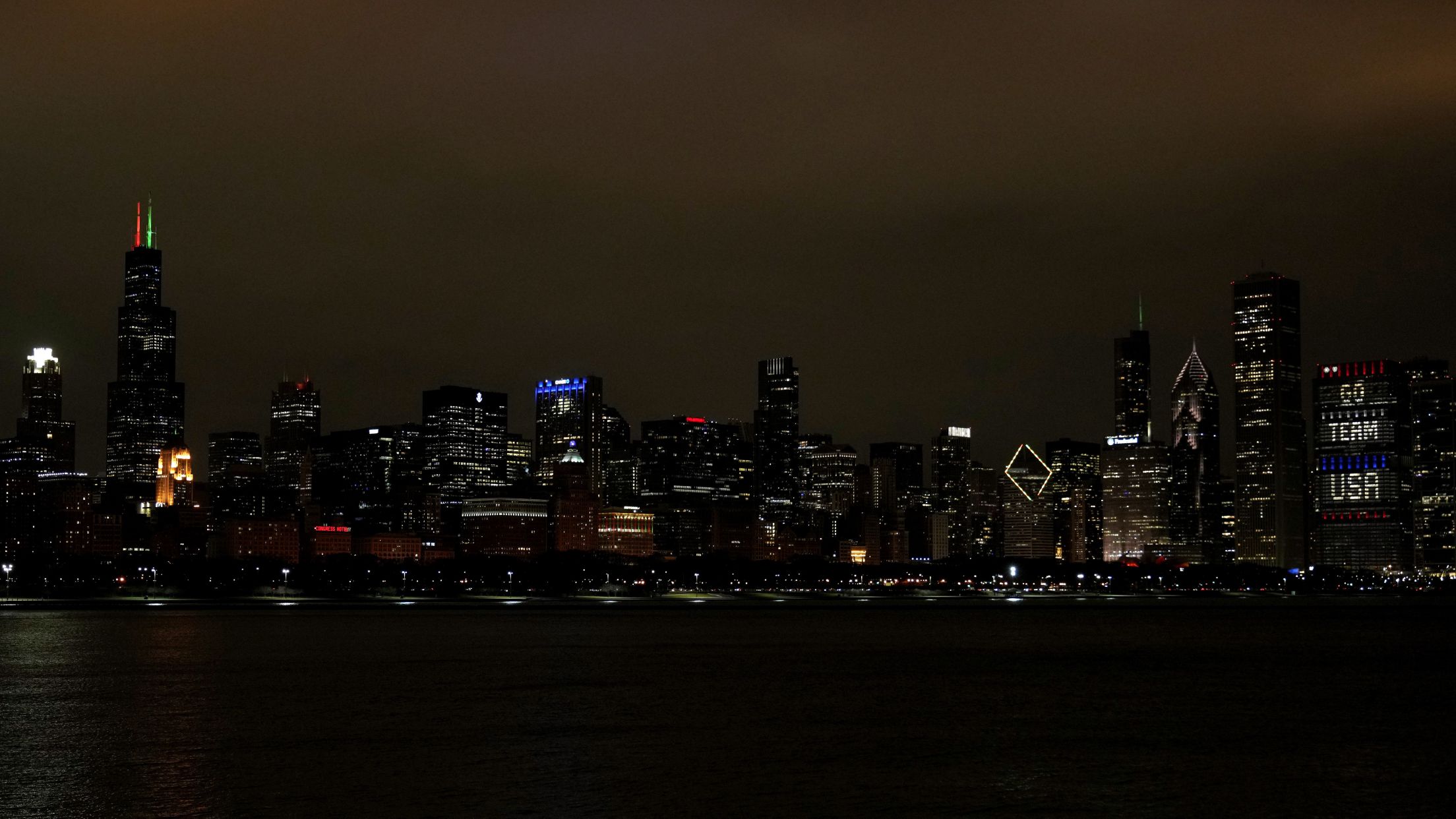 chicago-skyline-night-lake-reflection