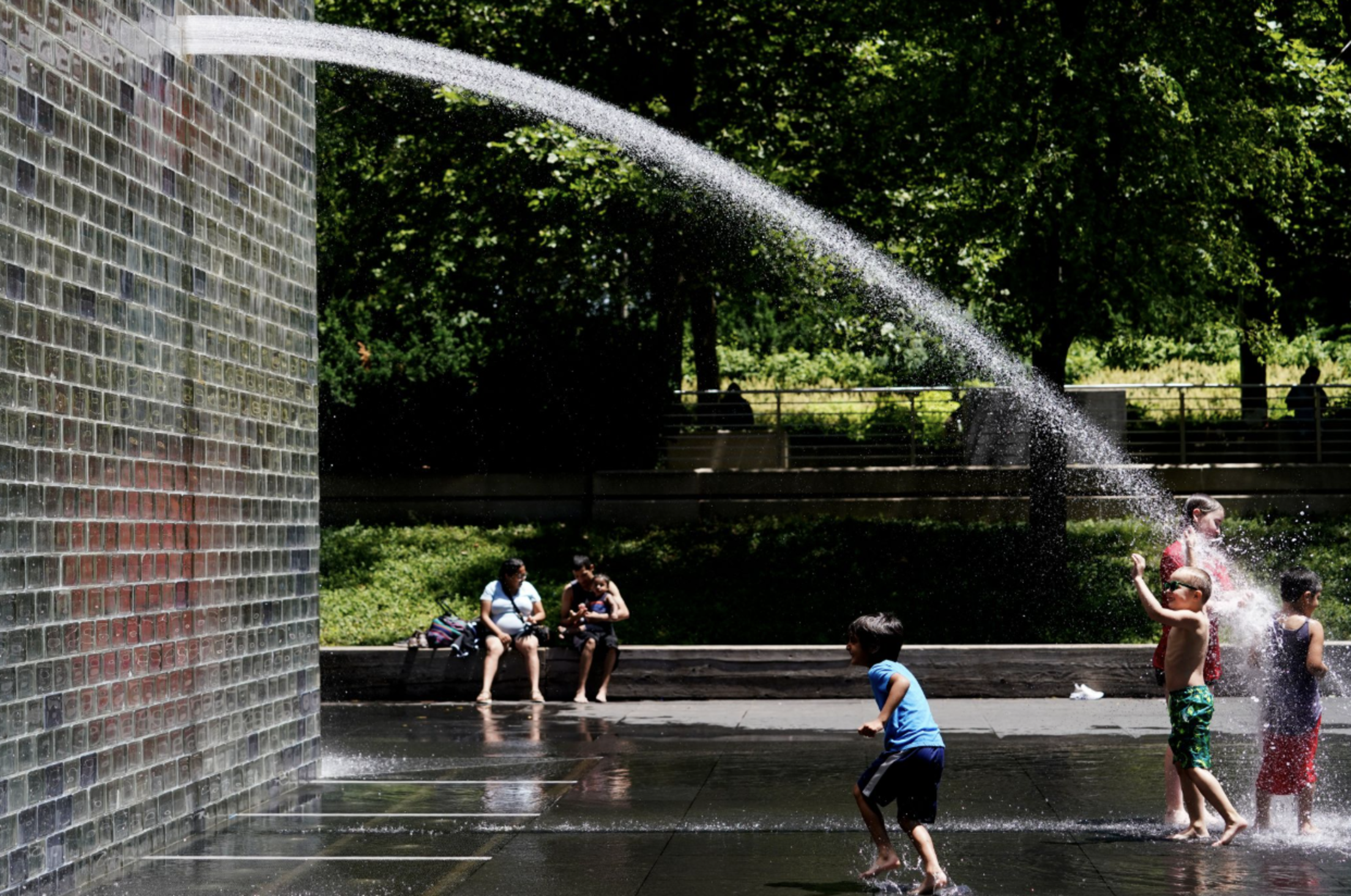 children-enjoying-water-fountains-at-chicago-riverwalk-plaza