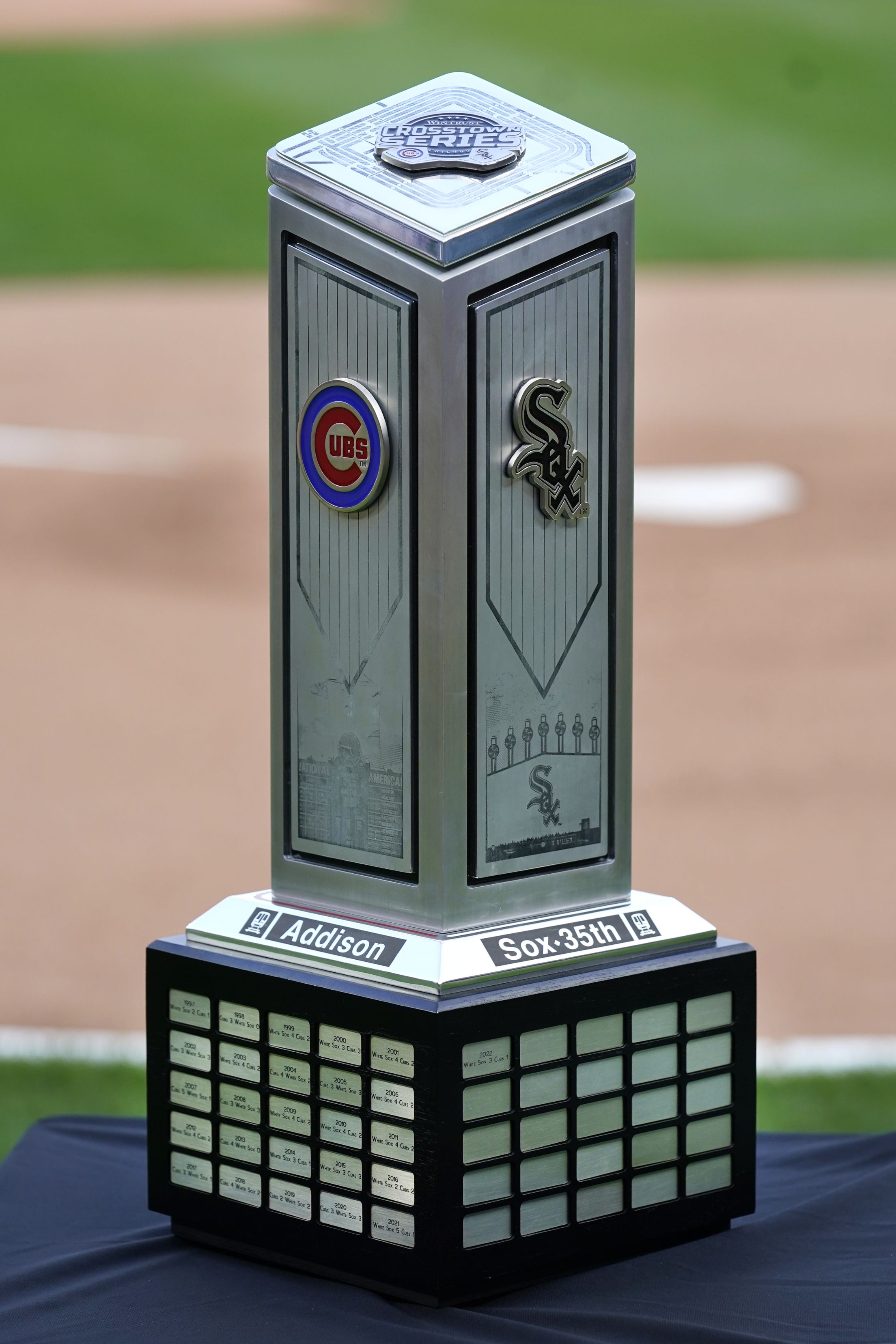 cubs-white-sox-crosstown-series-trophy