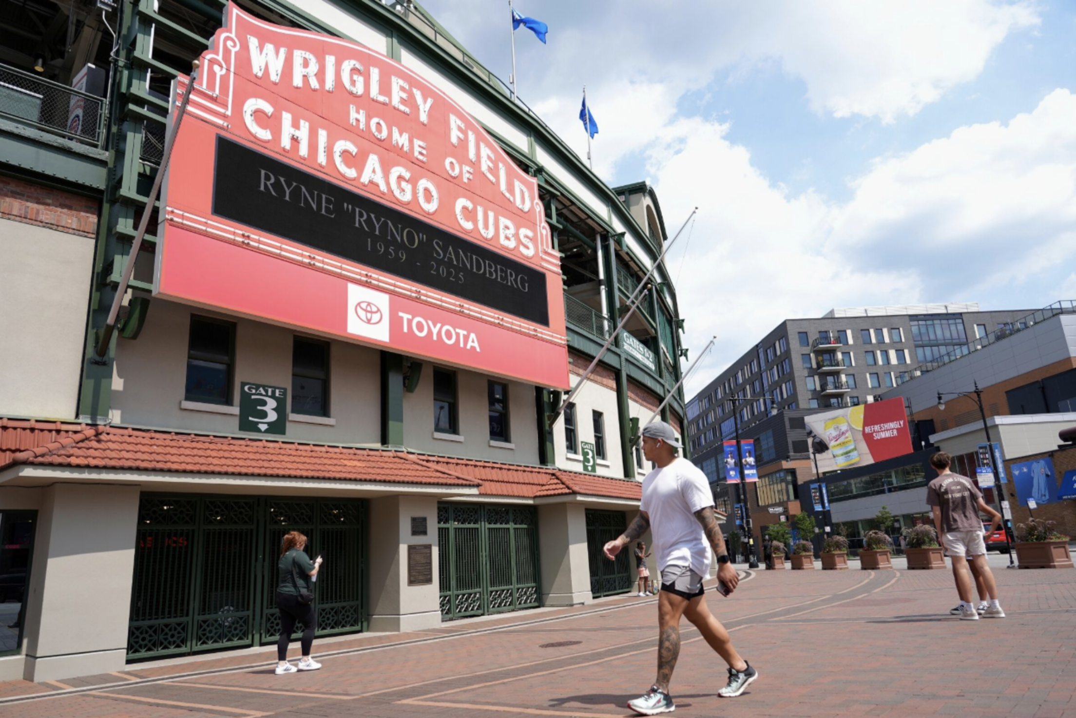 wrigley-field-ryne-sandberg-memorial