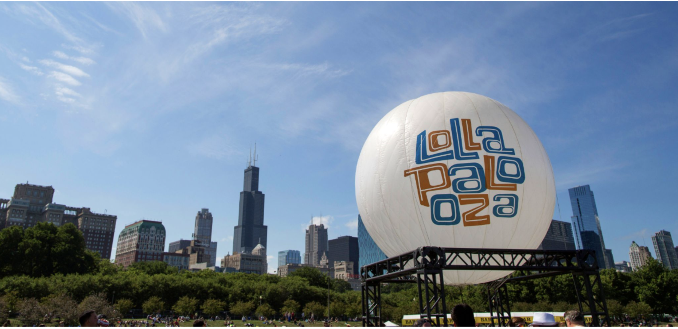 lolla-palooza-festival-balloon-floating-above-chicago-skyline
