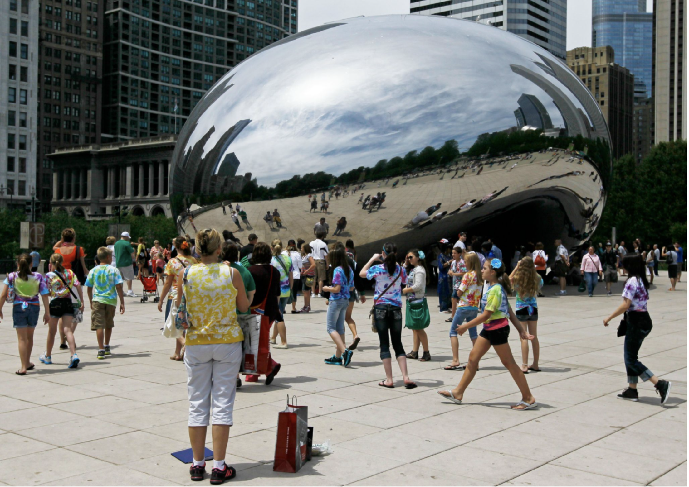 crowds-of-visitors-at-cloud-gate-bean-sculpture-in-millennium-park-chicago