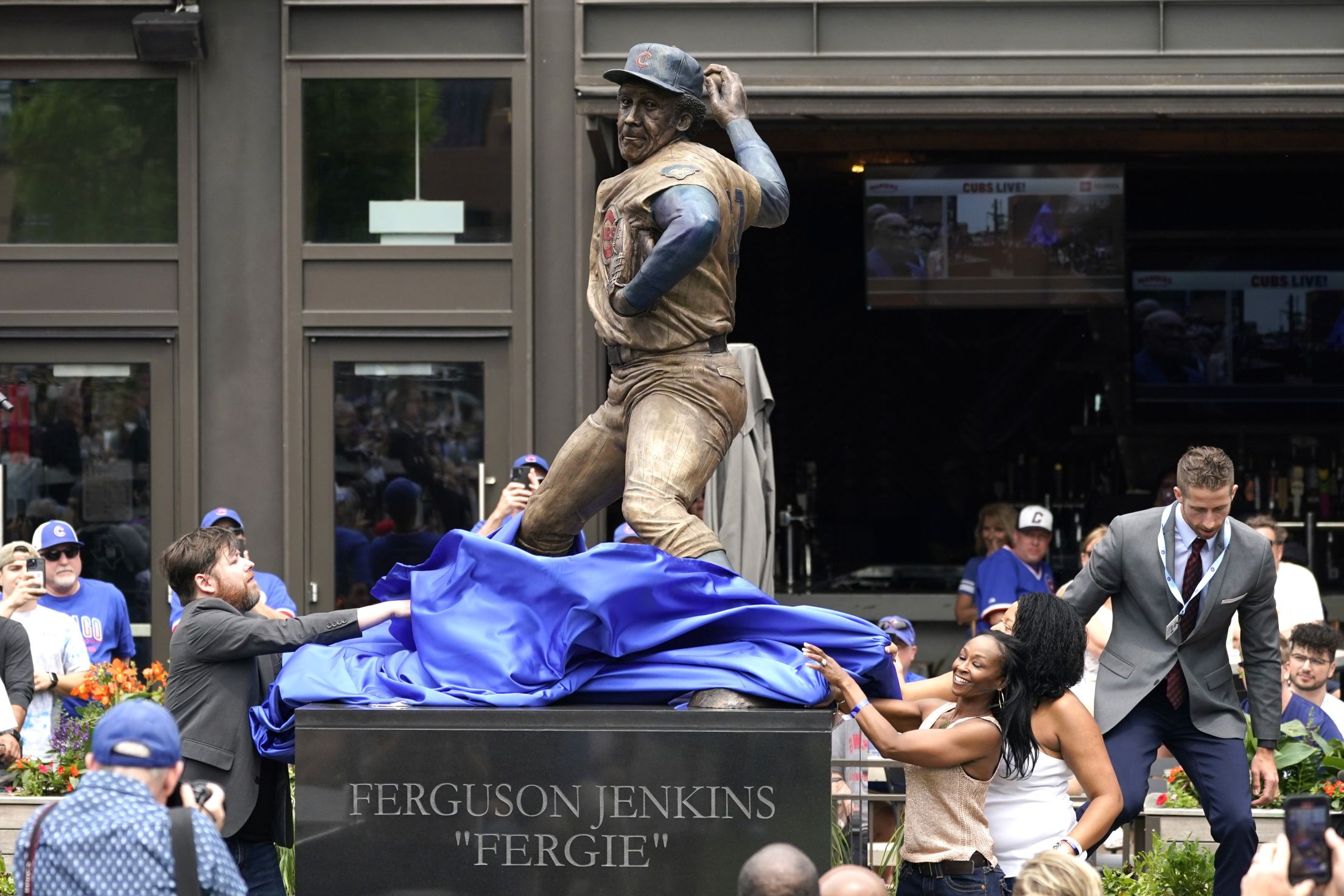 fergie-jenkins-statue-unveiling-gallagher-way