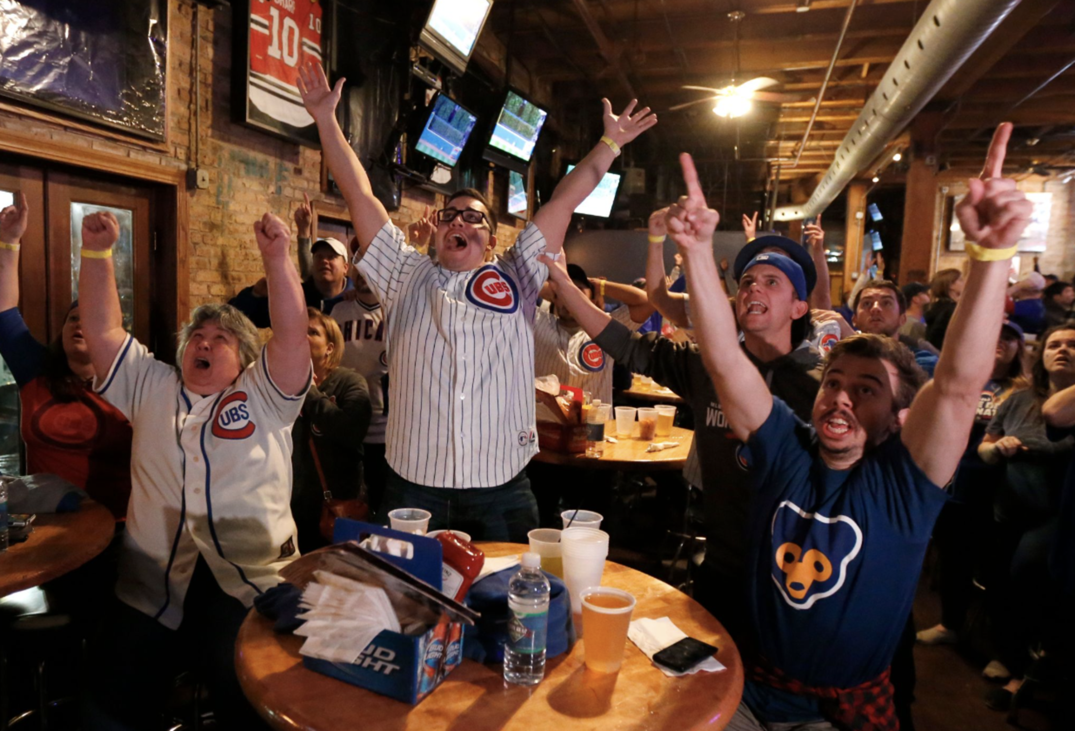 Cubs-fans-celebrating-in-bar