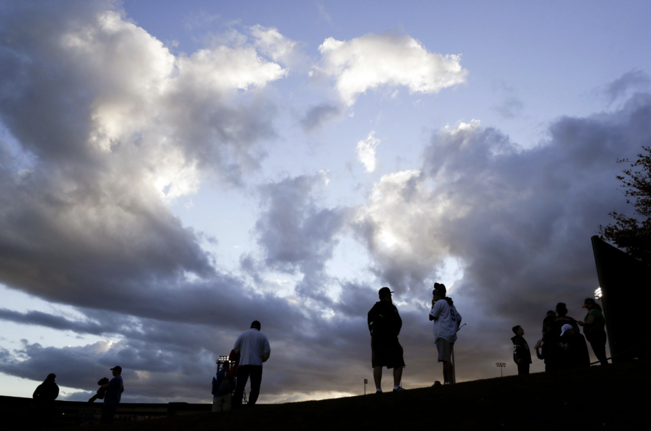 wrigley-field-fans-dramatic-sky