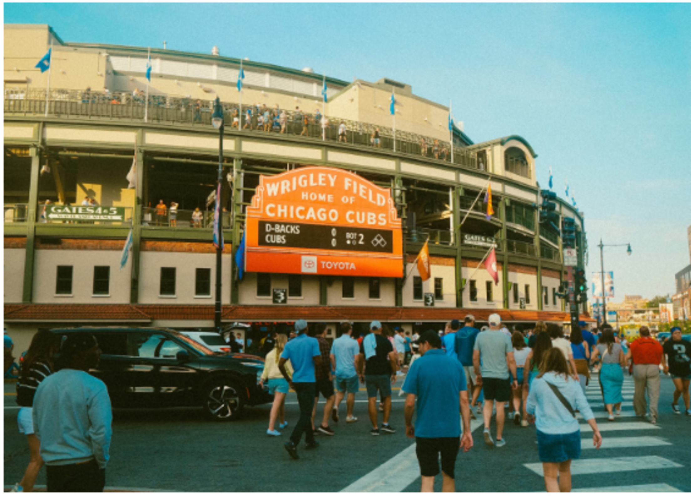 wrigley-field-marquee-fans-gameday