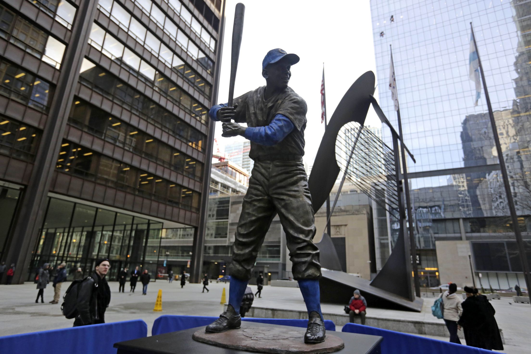 ernie-banks-batting-stance-statue-chicago