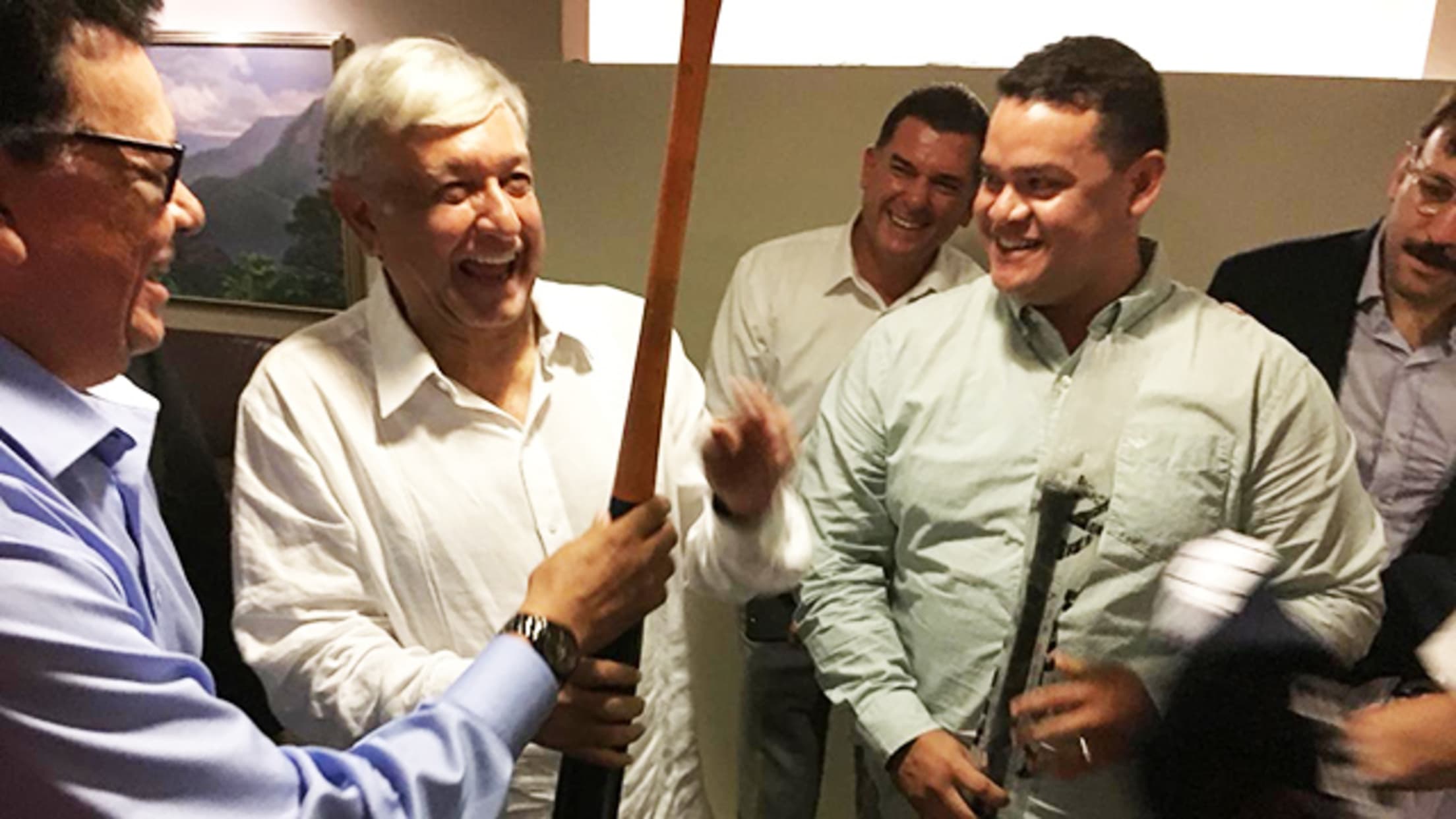 AMLO platicó con la familia Valenzuela | Sounds, image size:2208x1242