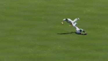 Tides' Dickerson makes sliding catch