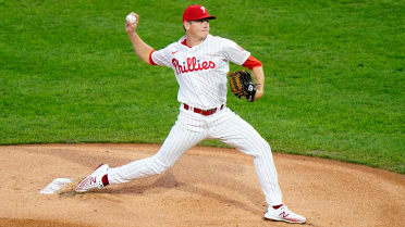 Howard picks up first win for Phillies