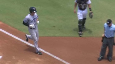 Yankees' Aune homers off batter's eye