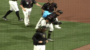 Bees' Rojas hits single for walk-off win