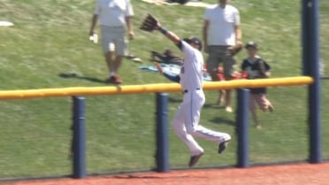 Luis Veras makes acrobatic catch for the 3rd out