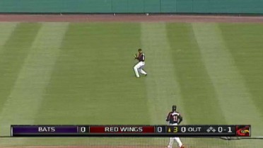 Berry makes sliding catch for Red Wings