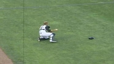 Barnhart lays out for diving catch in foul territory
