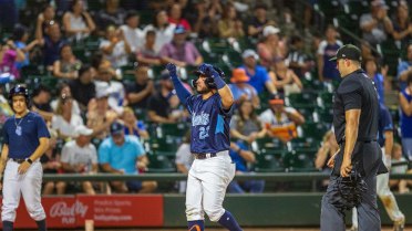 Hooks Win Third in a Row with Romp of Naturals