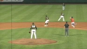 Marcano makes behind-the-back glove flip