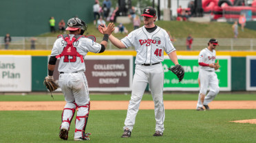 9,000+ watch Lugnuts beat Captains, 5-3