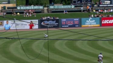 Mets' Tebow dives for catch