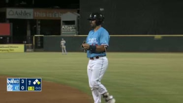 Hooks' Quintana breaks up no-hitter with infield hit