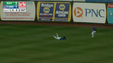 Singleton makes spectacular catch for Cubs