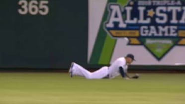Clips' Barnes makes diving catch