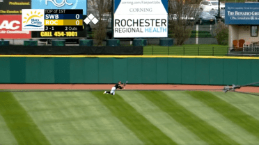 Rochester's Freeman makes diving catch