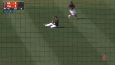 Hernandez makes a sliding catch to rob Tebow of a hit