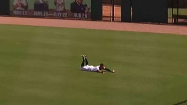 Adams makes diving catch for G-Braves