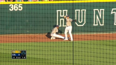 Clippers' Allen makes great jumping catch