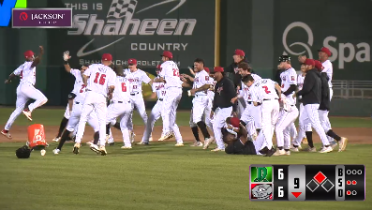 Lugnuts' Vargas hits RBI single for walk-off win
