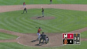 Giants' Quinn dumps RBI single to center with 2 outs