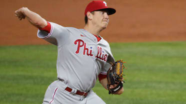 Phils' Howard pulled with stiff shoulder