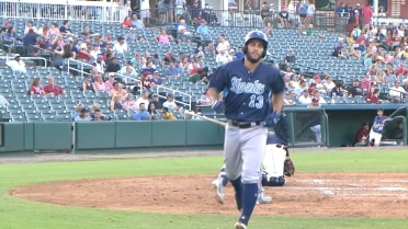 Hooks' Toro lifts one to right