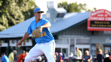 Rucker flirts with no-hitter in win over Dash