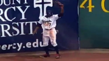 Kernels' Buxton makes a diving catch vs. Kane County