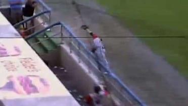 GW@NOR: Carrithers amazing catch over railing