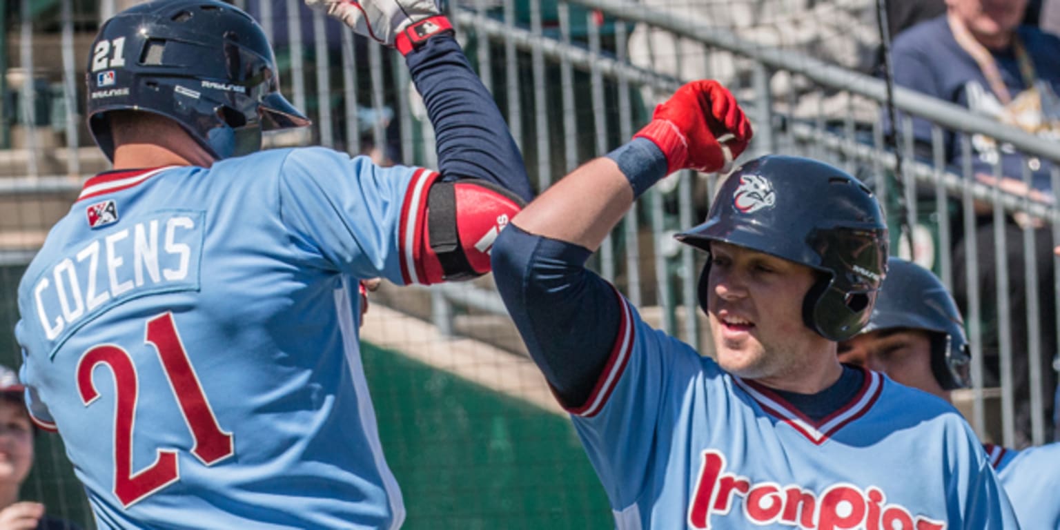 Watch: Rhys Hoskins' two-run bomb extends Phillies' lead