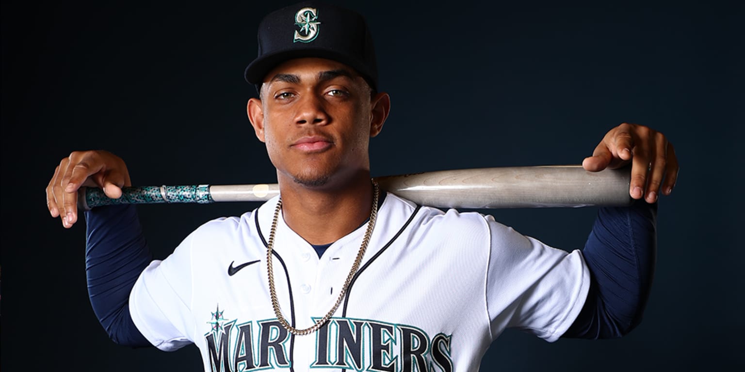 Mariners extend 22 non-roster invitations to their big league