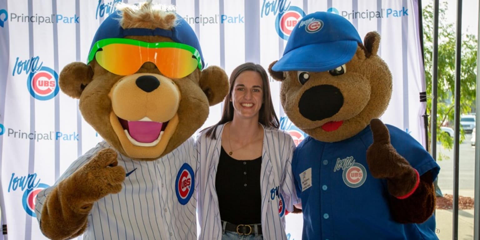 Chicago Cubs unveil Clark, its 1st mascot