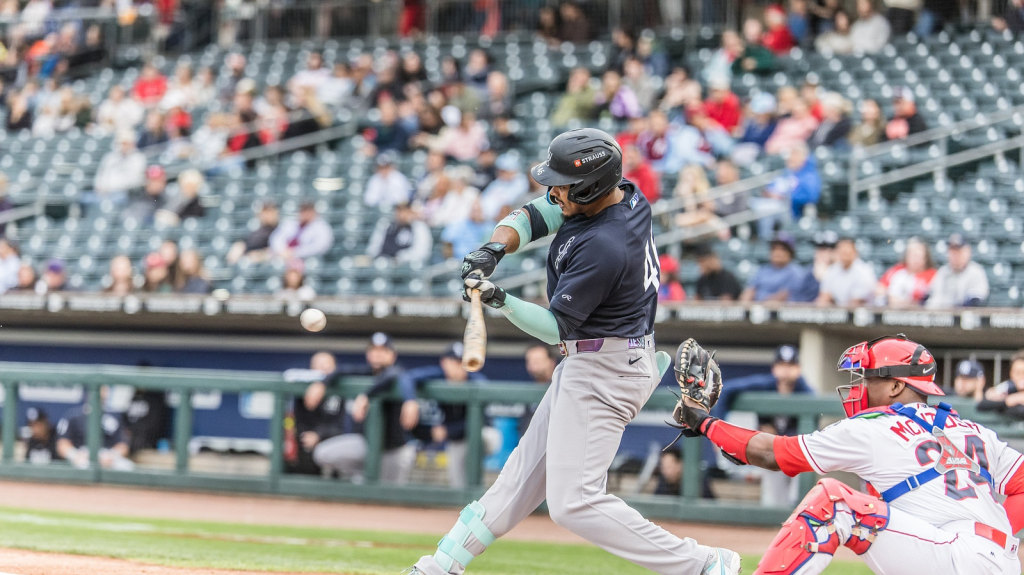Ernesto Martínez Jr. swats his 14th home run of the season, marking his career-high.