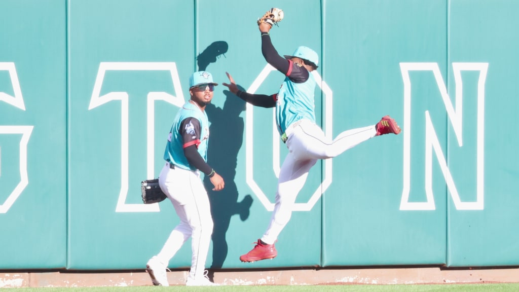 Kahlil Watson makes an amazing catch as Dayan Frias looks on