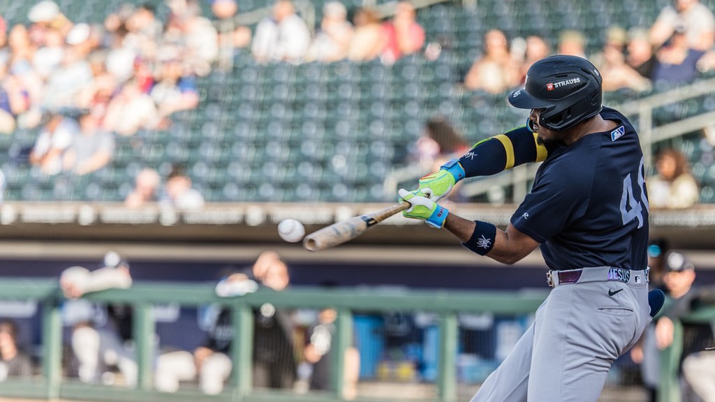 Ernesto Martínez Jr. had two hits and drove in four in Friday night.