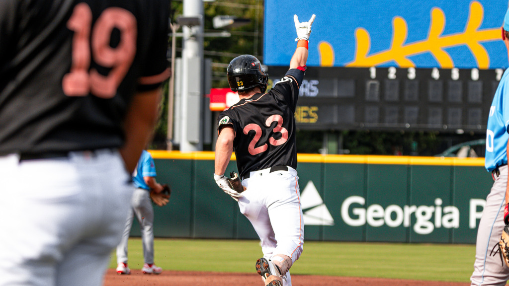 Clohisy goes deep for the fifth time in the bottom of the third inning