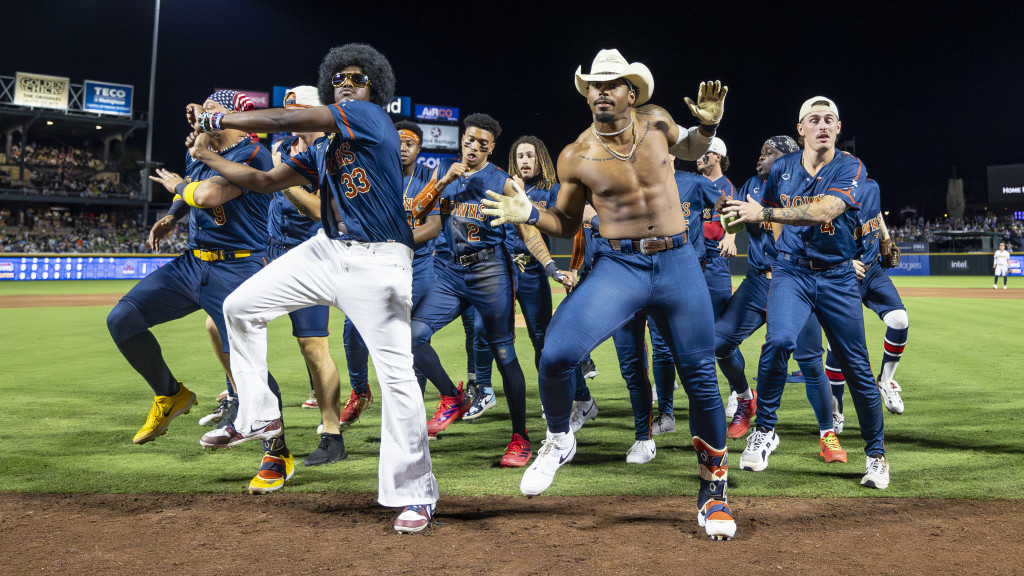 The Indianapolis Clowns, one of the six teams in the Savannah Bananas own league, will be coming to Pensacola 's Blue Wahoos Stadium as part of the Banana Ball World Tour 2027.